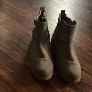 Girl size 5 boots